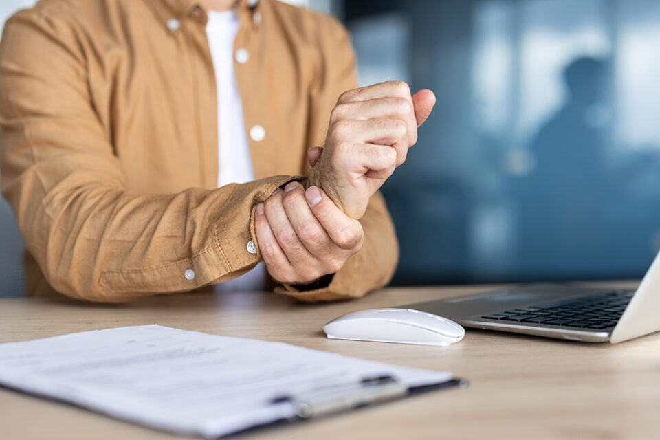 Överansträngd handled – symtom, orsaker och ergonomiska lösningar