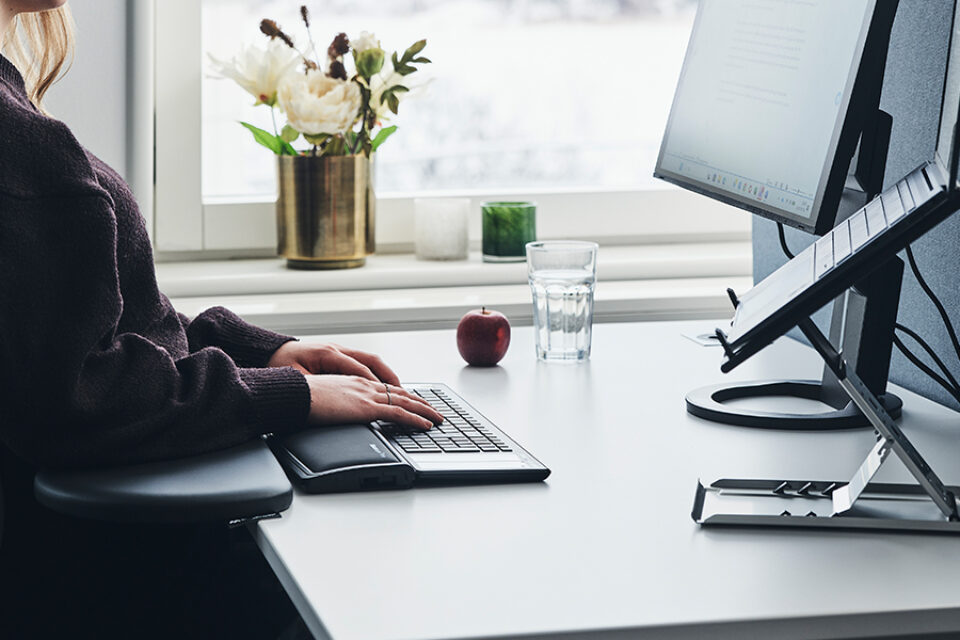 Ergonomiska investeringar handlar om betydligt mer än att köpa en ny kontorsstol eller ett höj- och sänkbart skrivbord
