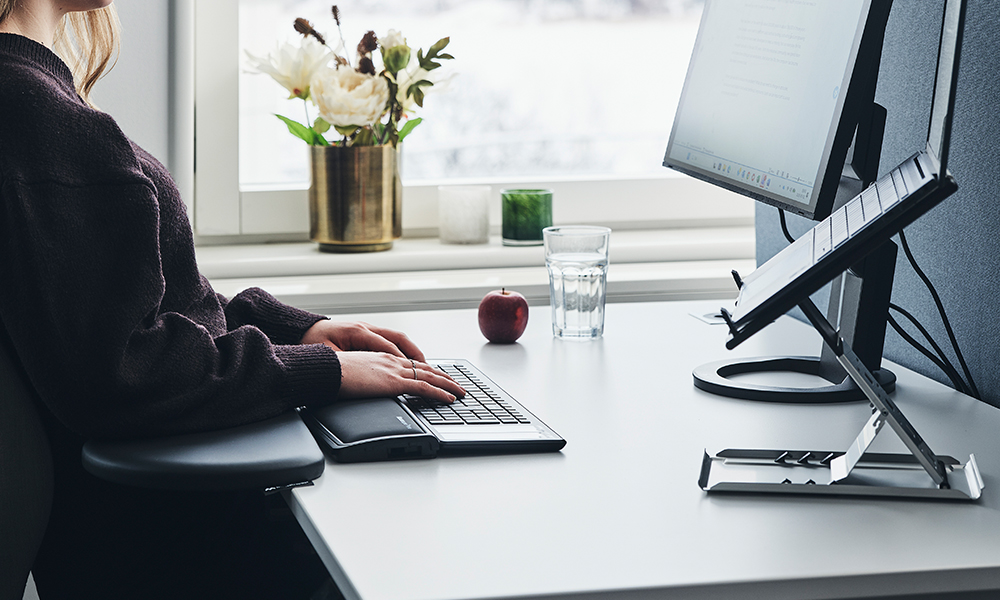 Ergonomiska investeringar handlar om betydligt mer än att köpa en ny kontorsstol eller ett höj- och sänkbart skrivbord